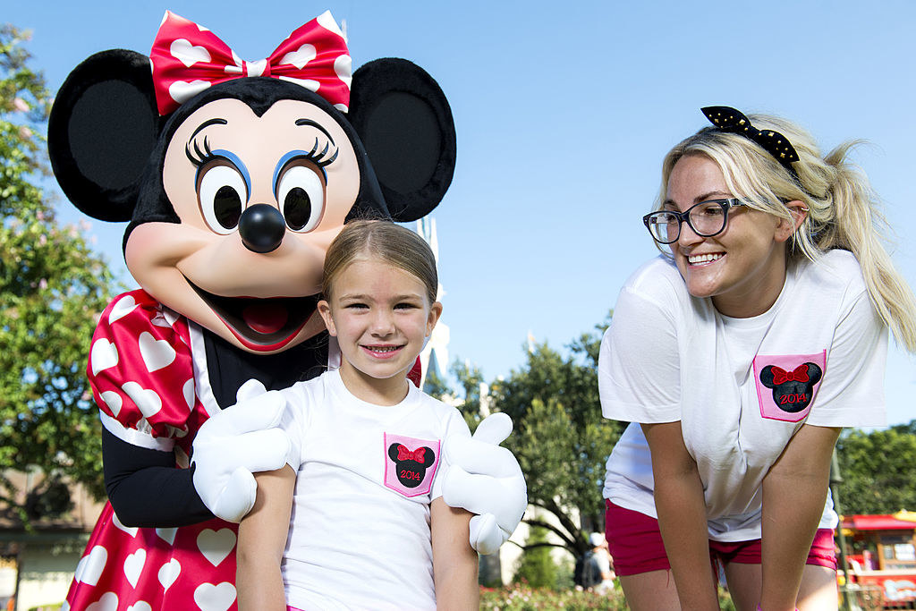 Jamie Lynn with her daughter in Disneyland