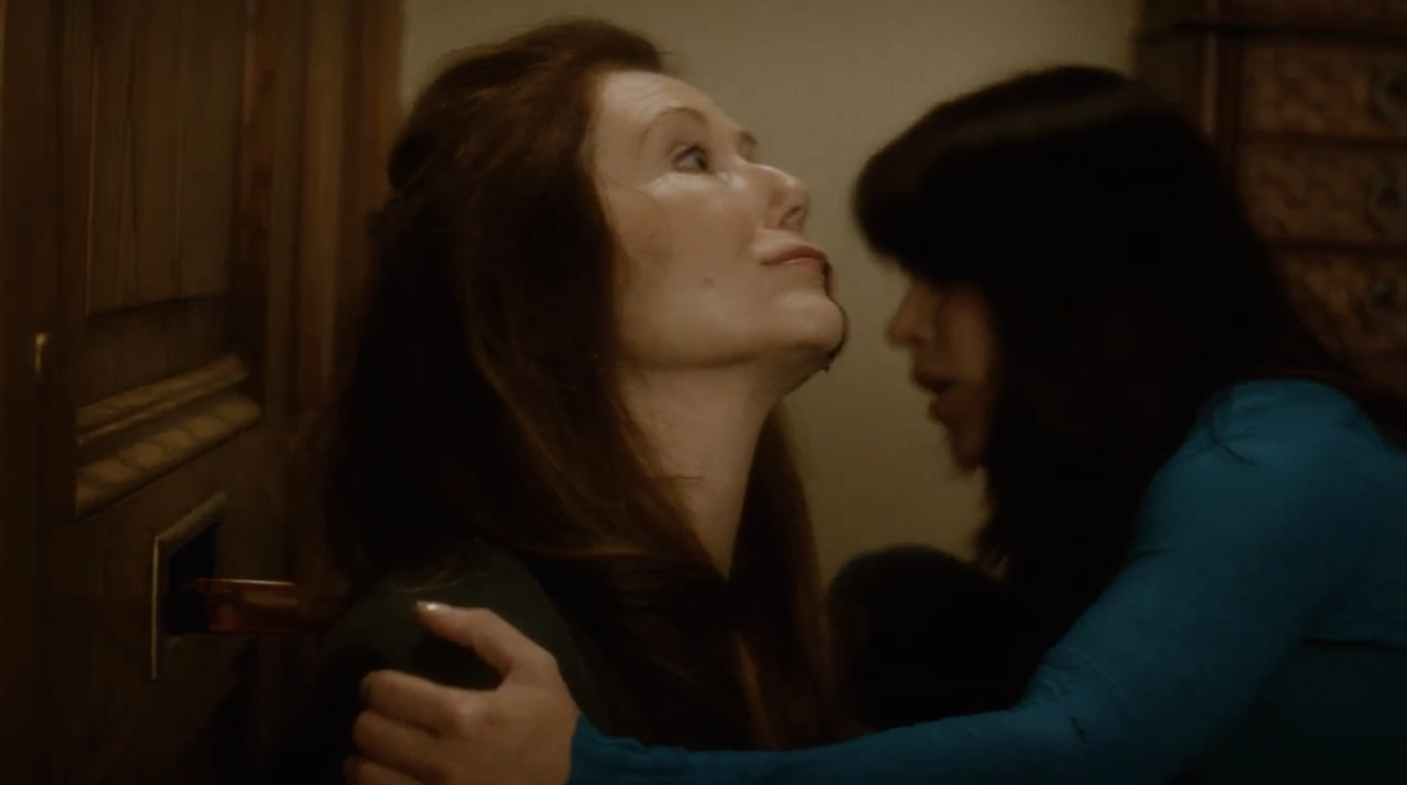 Mary McDonnell being pulled by Neve Campbell off a knife in the mailslot