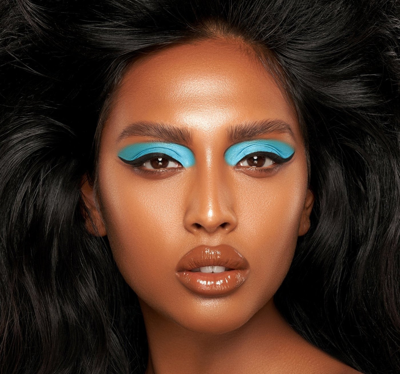 a model with the beaches colored liquid pigment on their eyes
