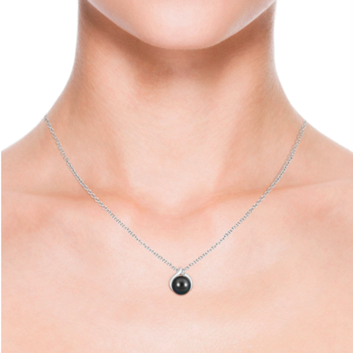 Model wearing the Tahitian pearl necklace