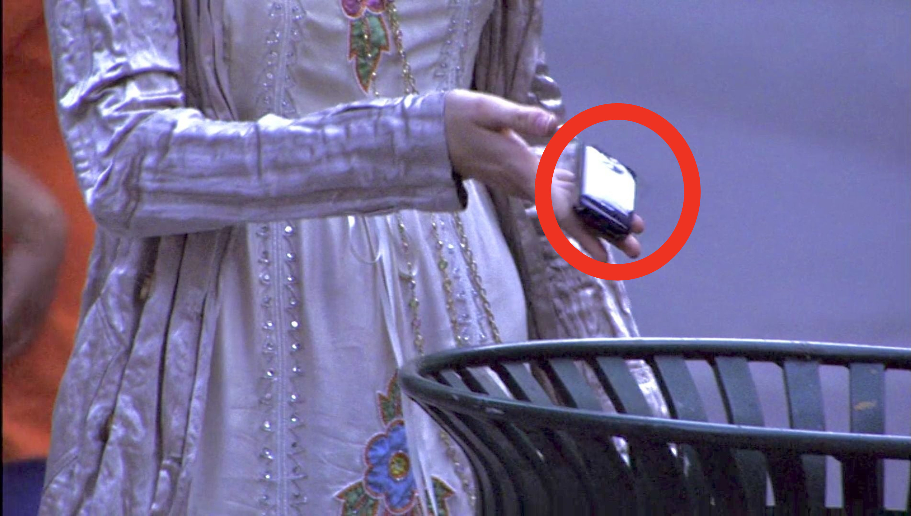 Serena throwing cell phone in the trash on &quot;Gossip Girl&quot;