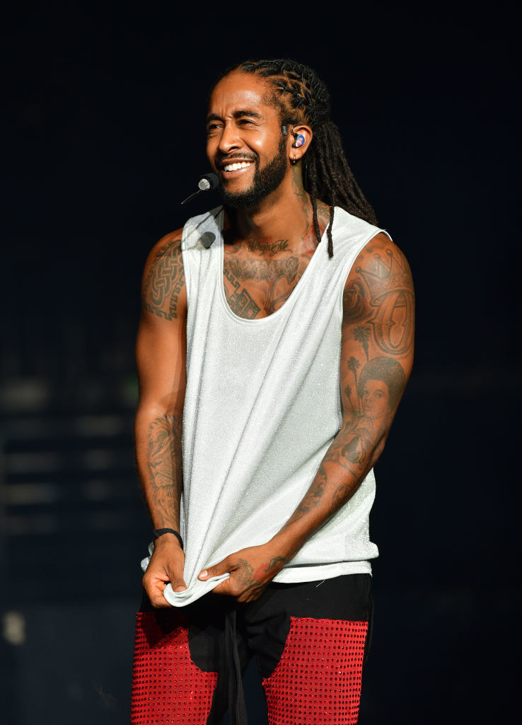 omarion performs with huge arms in atlanta
