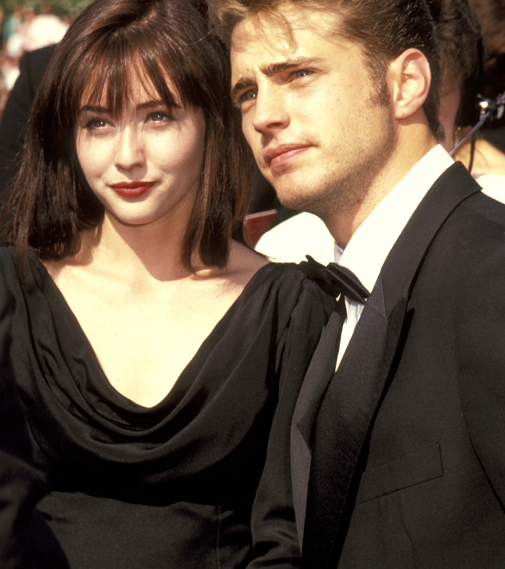 Shannen Doherty and Jason Priestley smiling on the red carpet