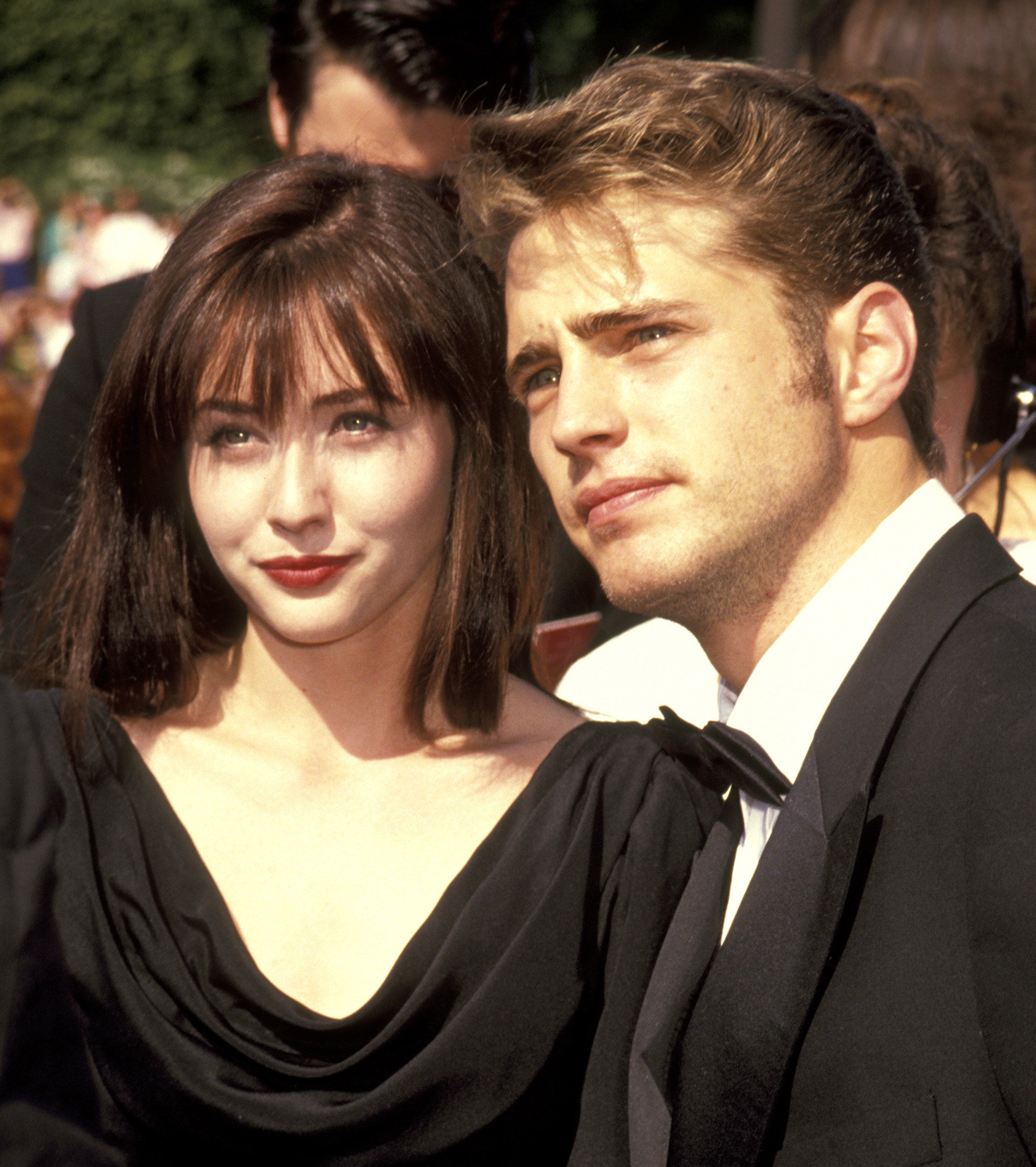 Shannen Doherty and Jason Priestley smiling on the red carpet
