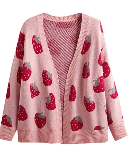 Suéter rosa con estampado de fresas