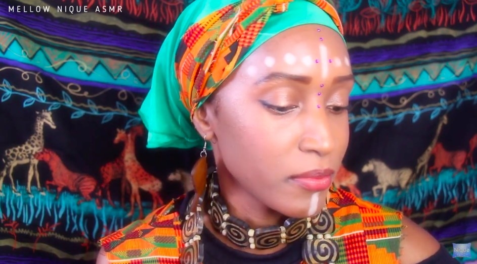 角色扮演在非洲从成熟种纳德在YouTube上。她是穿着充满活力的服装