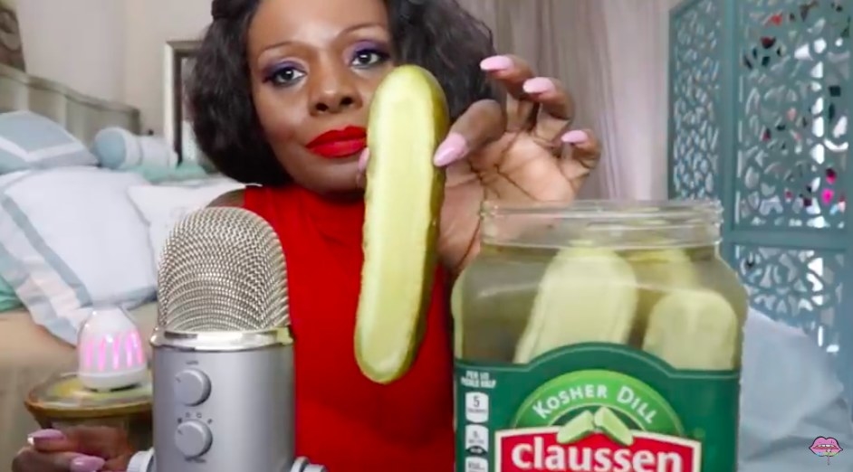 ASMRTheChew泡菜吃的视频。她在她的卧室里显示一个泡菜一大罐泡菜