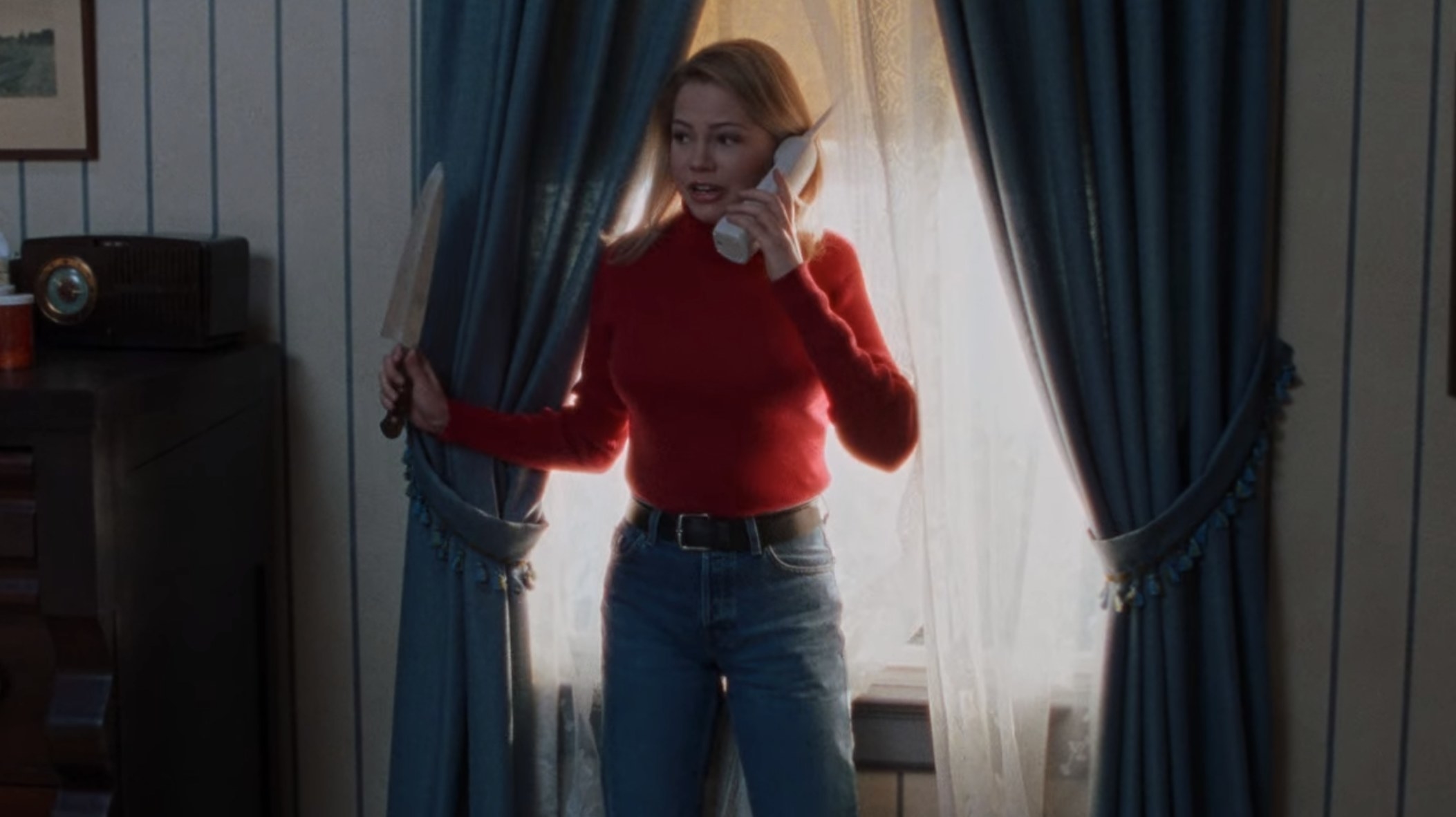 Jen in Dawson&#x27;s Creek on the phone holding a knife