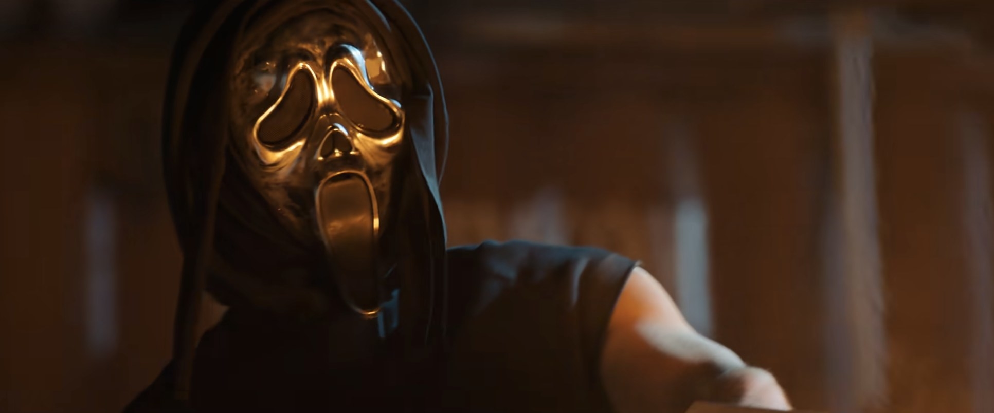 Chrome mask Ghostface with Scream 5