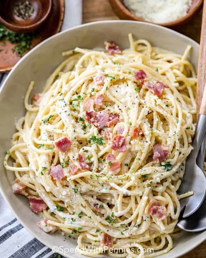 Cheesy pasta with bacon bits.