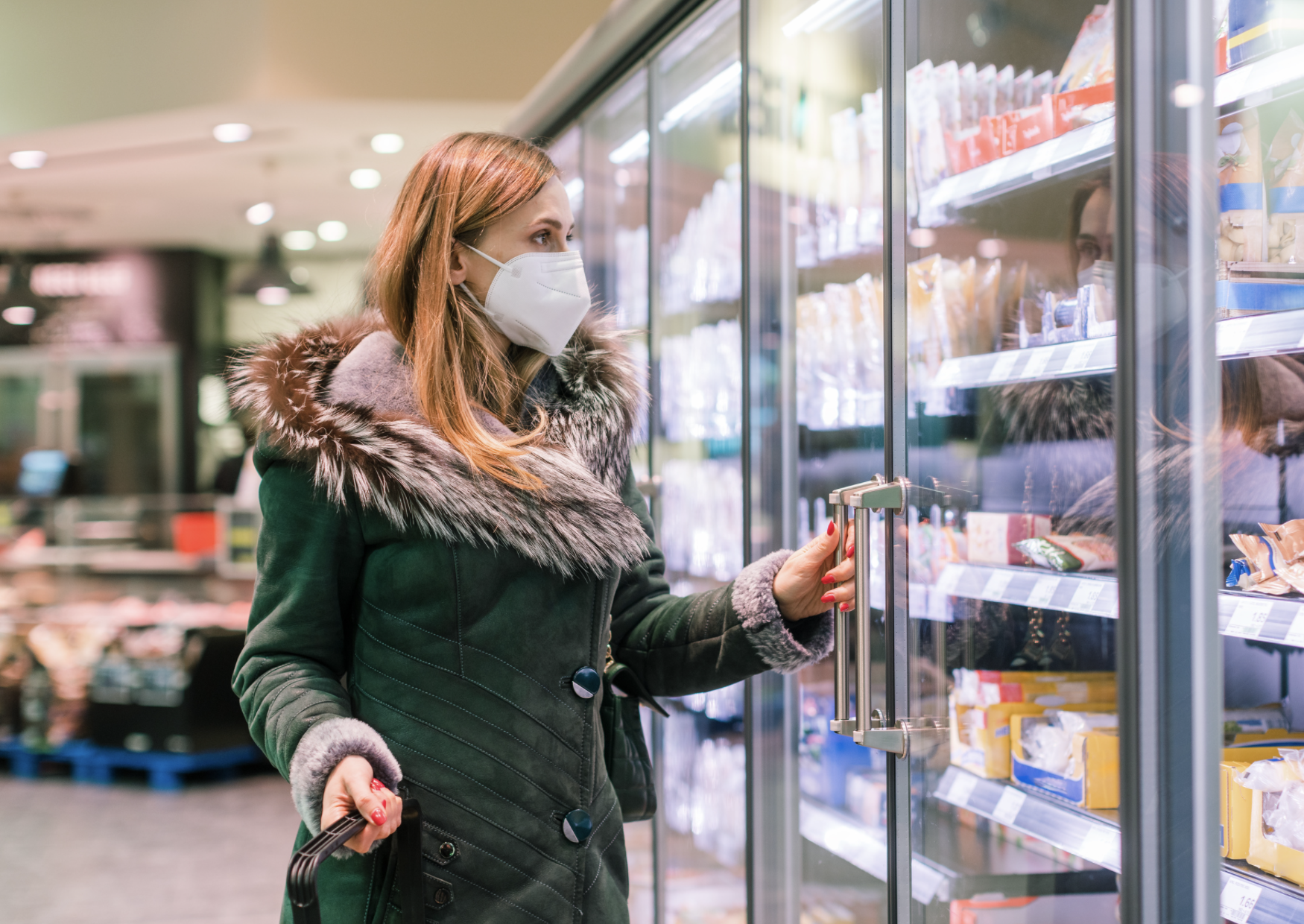 Person at grocery store with KN95 mask