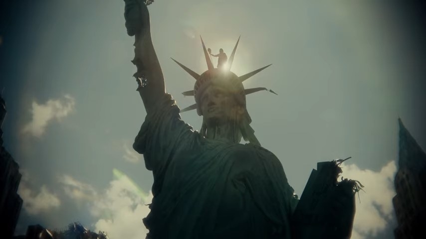 Zeus standing atop the Statue of Liberty in Las Vegas in &quot;Army of the Dead&quot;