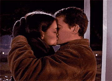 Joey and Pacey kissing