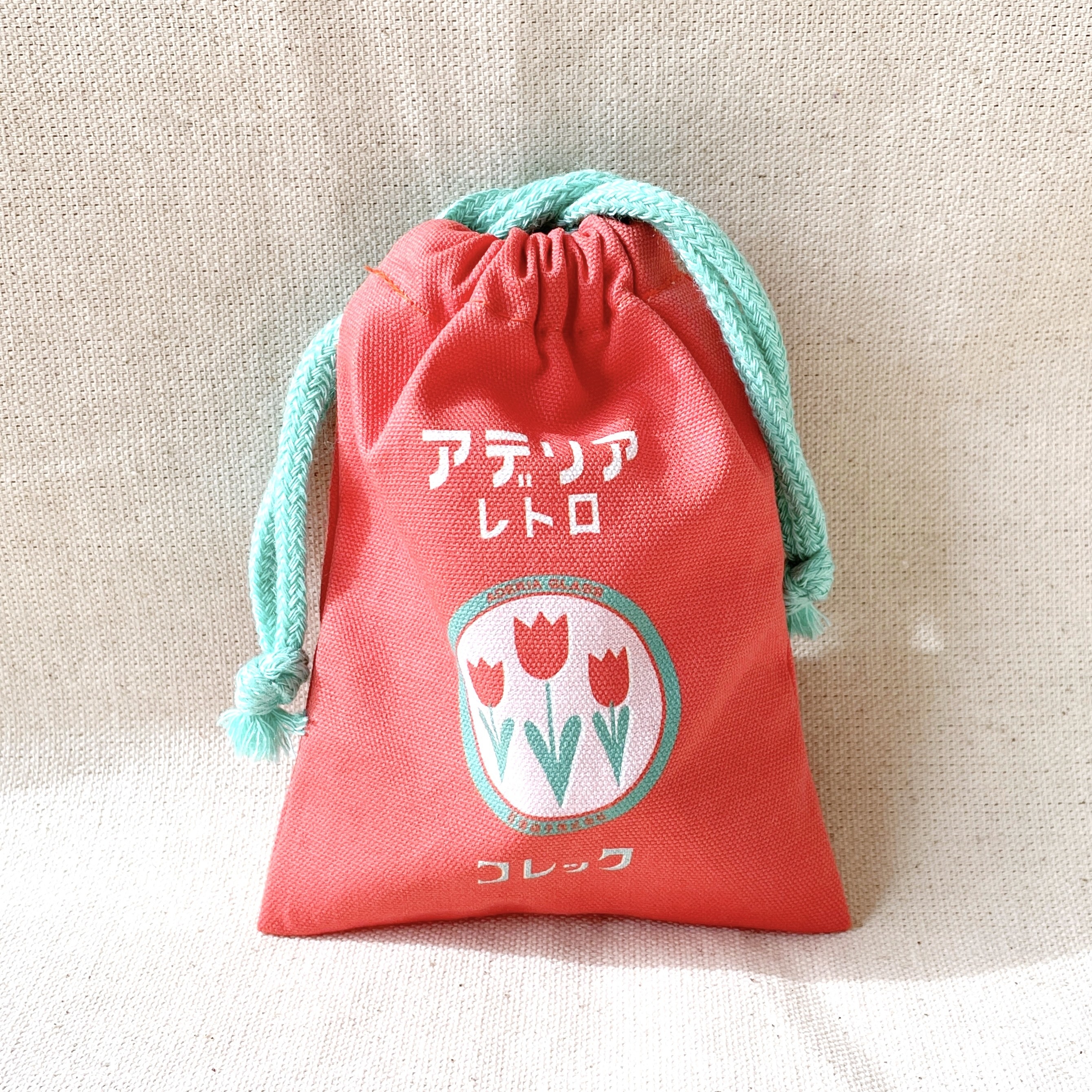 この昭和感たまらない…！ロフトで見つけた「レトロ巾着袋」は中まで