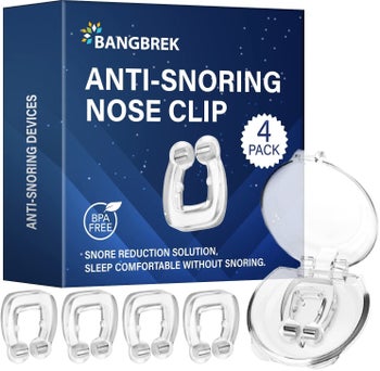 packaging with four clear u-shaped nose clips, with magnetized ends and a carrying case