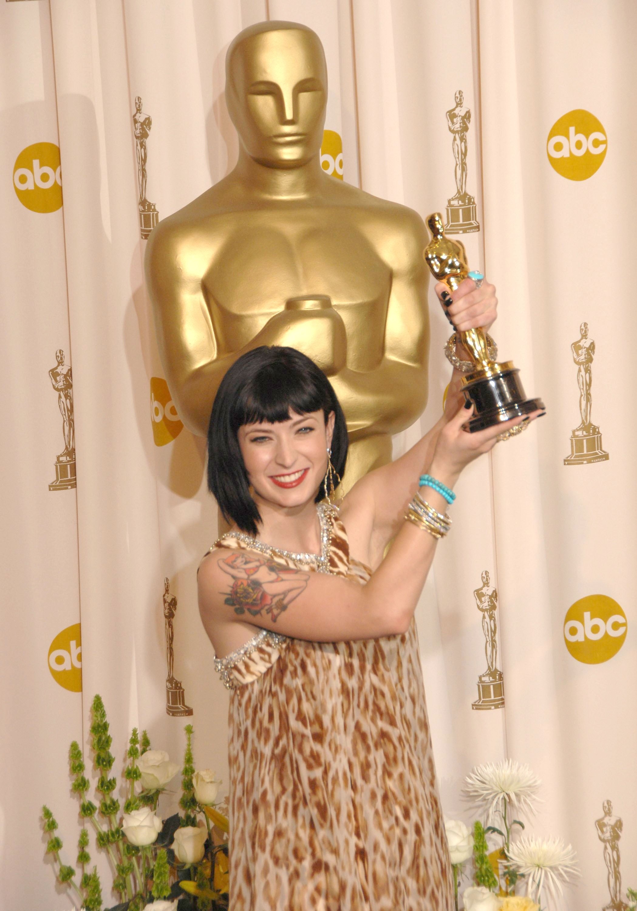 Diablo Cody holding up her Oscar