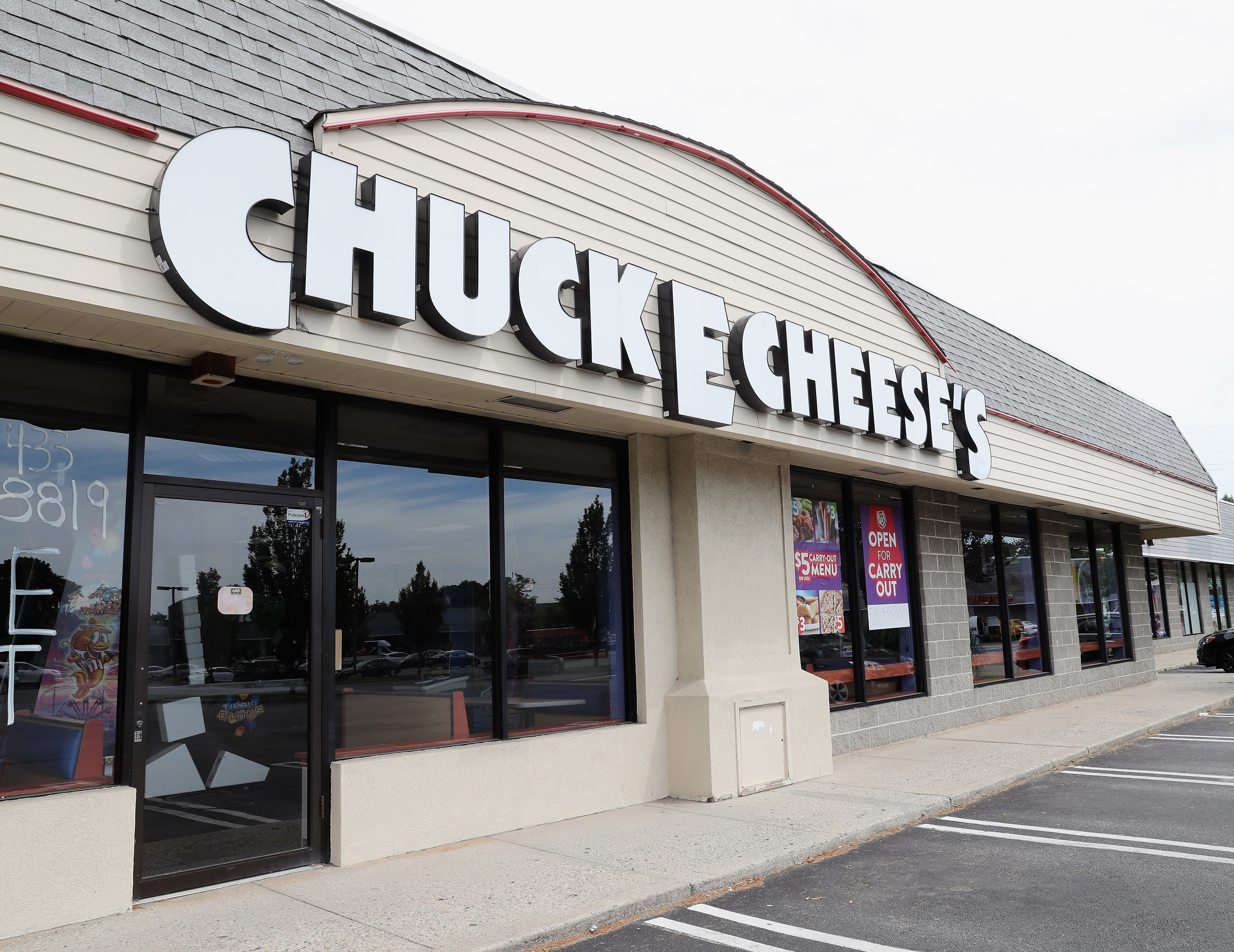 The exterior of a Chuck E. Cheese&#x27;s restaurant