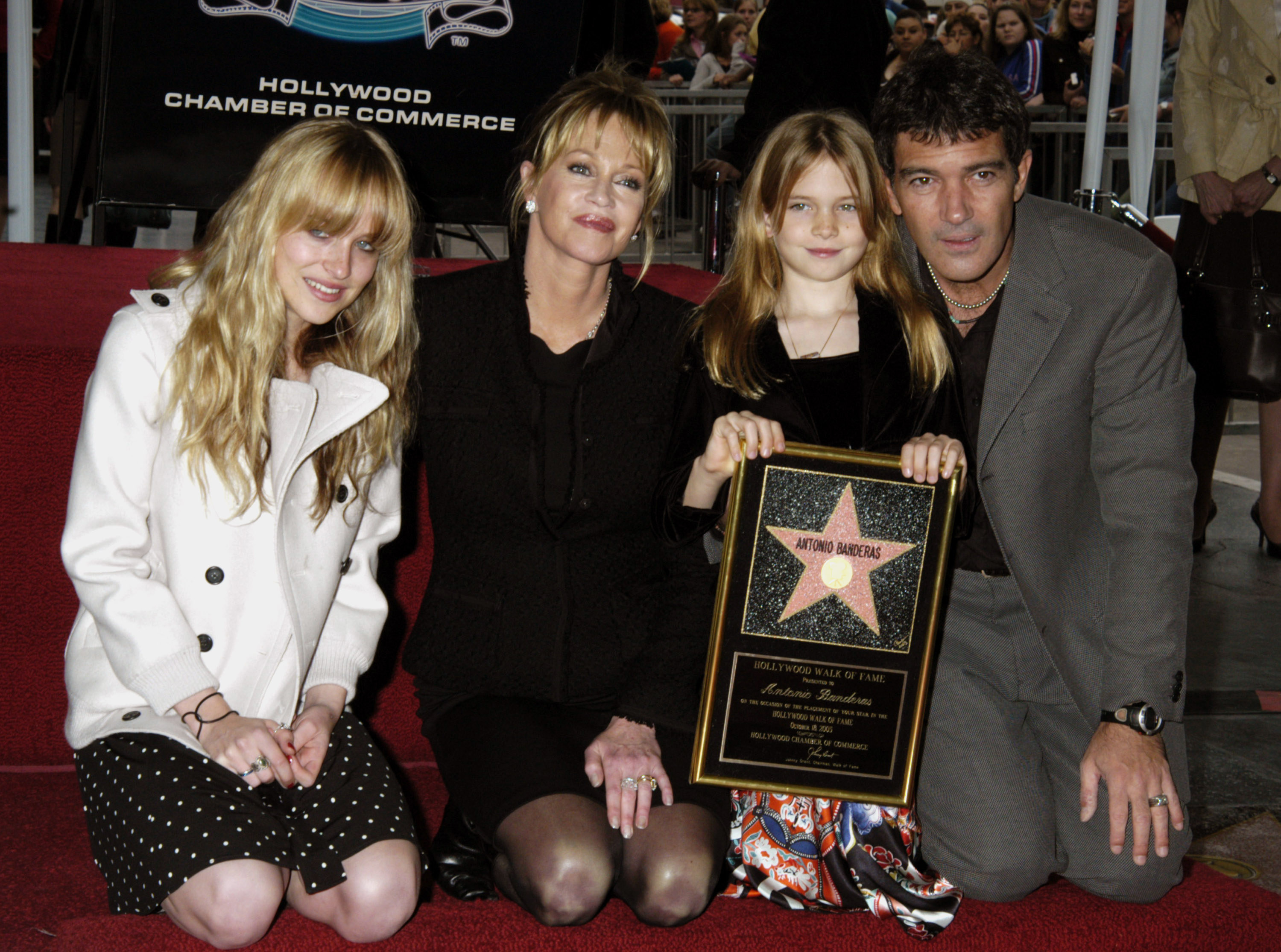 Dakota Johnson, Melanie Griffith, Antonio Banderas and daughter Stella posing for photo