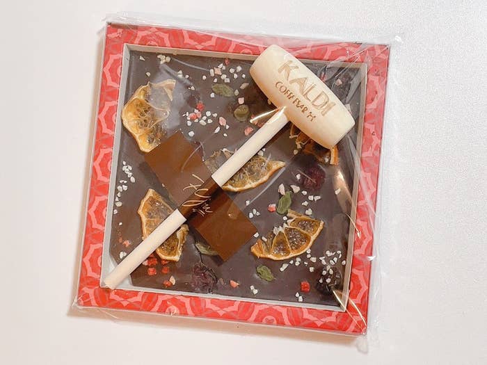 カルディの バレンタインチョコ が個性的で笑った これ渡されたらビビるかも