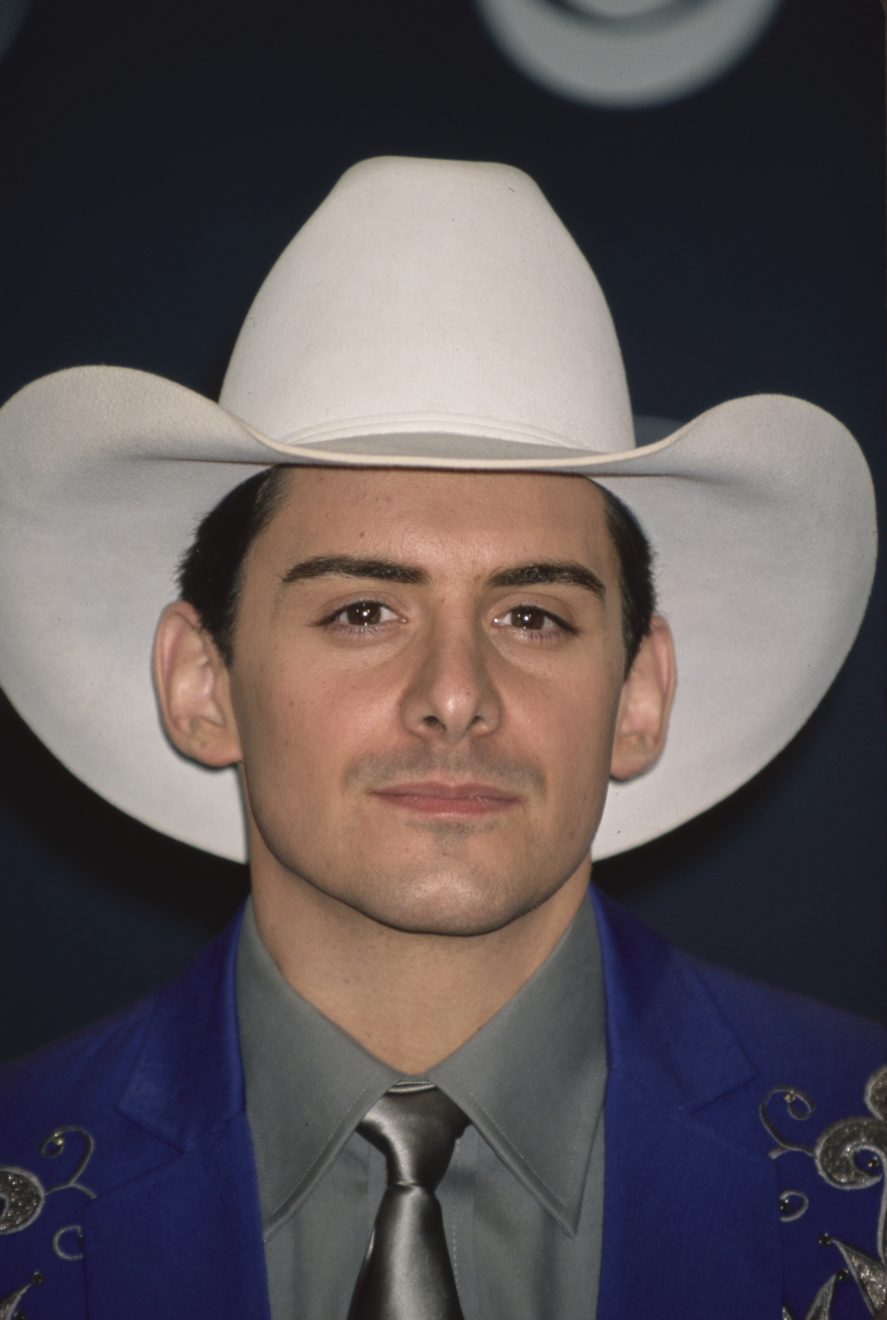 image of brad paisley wearing a blue blazer and a white cow boy hat