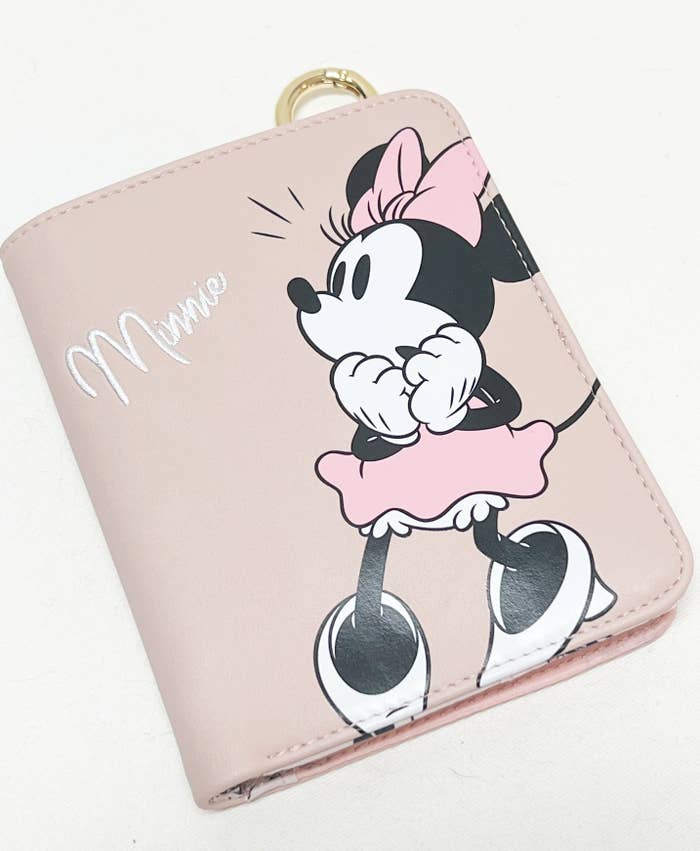 キュートすぎるでしょ ディズニーストアの ミニーちゃんポーチ 衛生グッズがまるっと入るんです