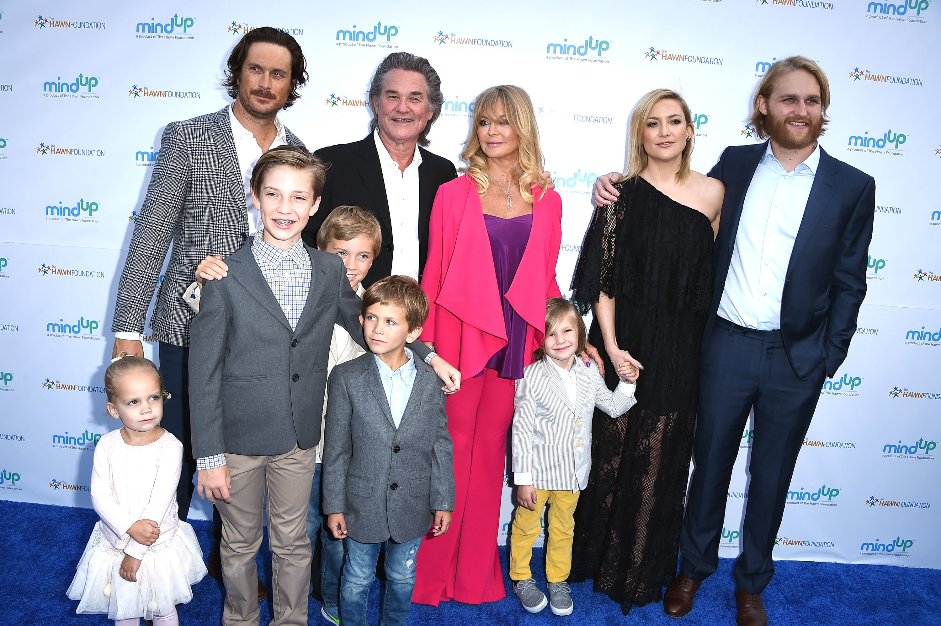 Oliver Hudson, Kurt Russell, Goldie Hawn, Kate Hudson and Wyatt Russell with kids on red carpet