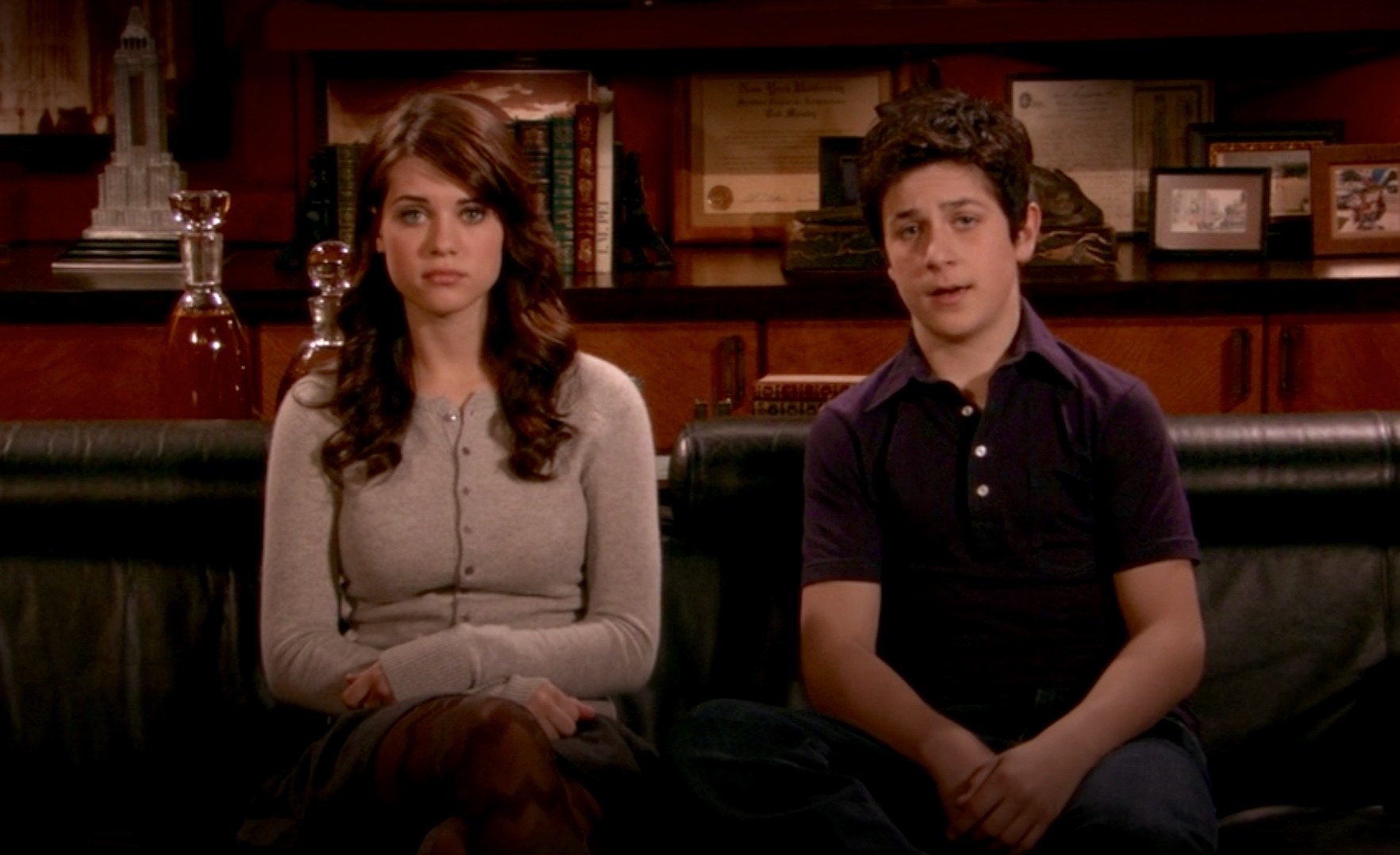 Ted&#x27;s kids from HIMYM sitting on their living room couch