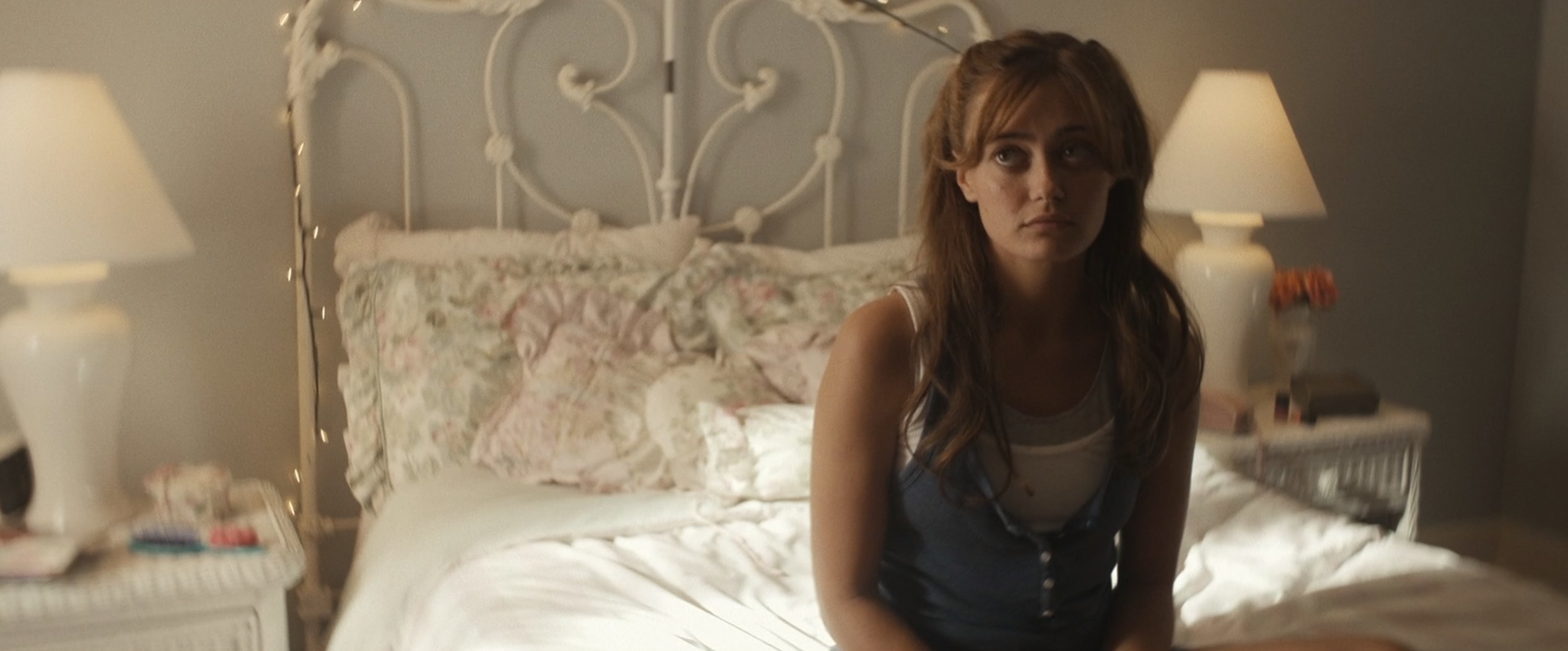 Teen Jackie sitting on a bed in Yellowjackets