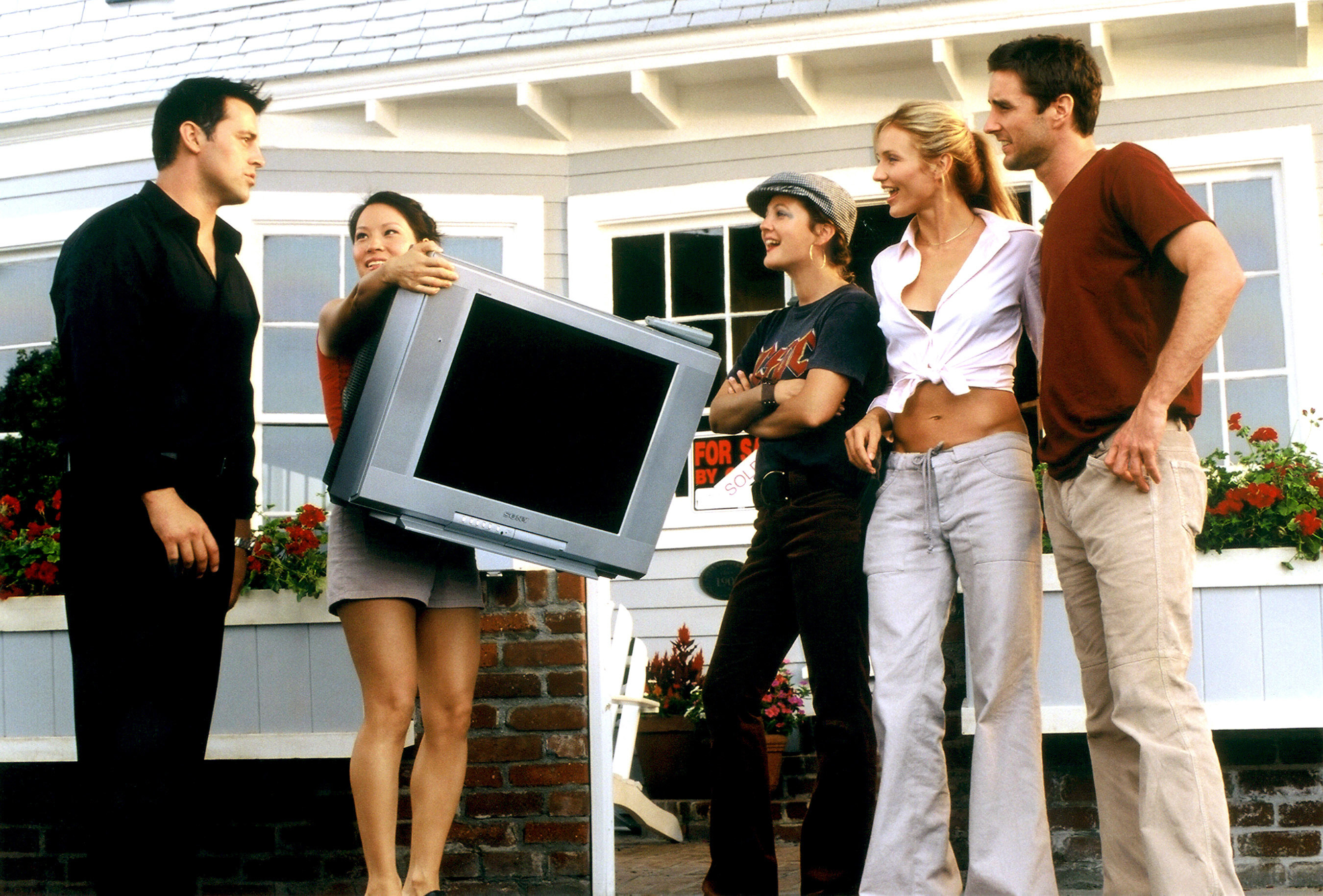 Lucy Liu carries a TV next to Matt LeBlanc while Barrymore, Cameron Diaz, and Wilson stand by