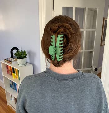 Reviewer photo of their hair in the green clip