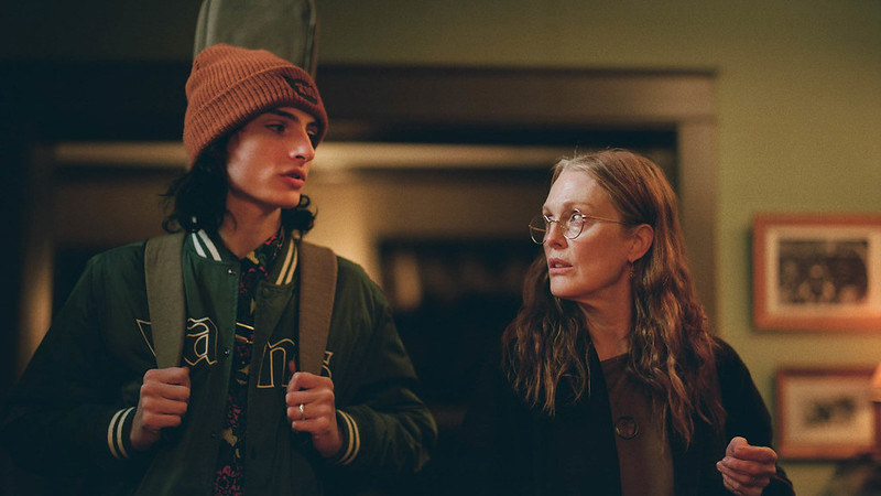 Finn Wolfhard as Ziggy Katz and Julianne Moore as Evelyn, Ziggy’s mom