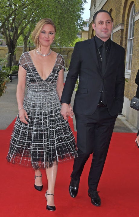 Julia (L) and Preston (R) walking hand-in-hand on the red carpet