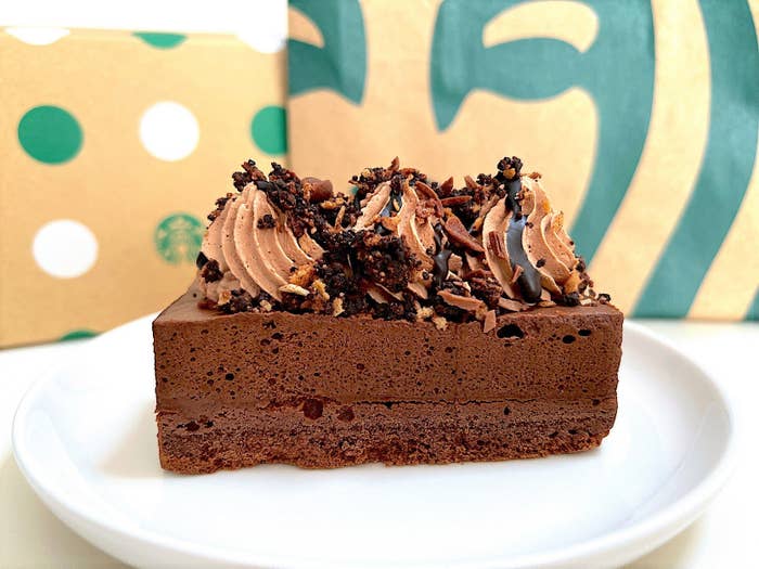 この濃厚さは異常だわ スタバの 新作チョコレートケーキ 贅沢すぎておかしくなりそう