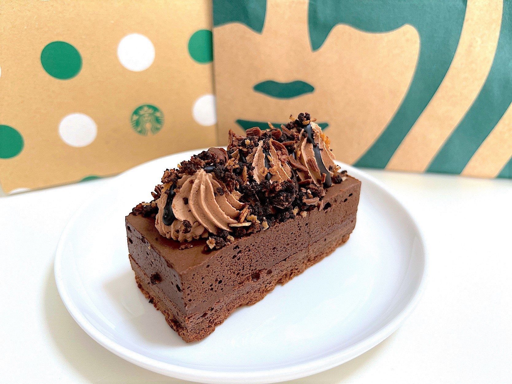 この濃厚さは異常だわ スタバの 新作チョコレートケーキ 贅沢すぎておかしくなりそう