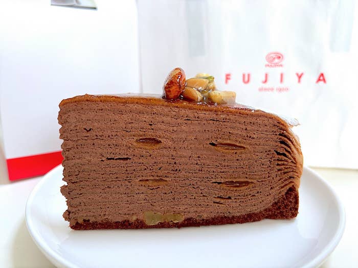 この濃厚さは異常だよ 不二家の チョコ尽くしクレープ こんなに贅沢しちゃっていいんですか