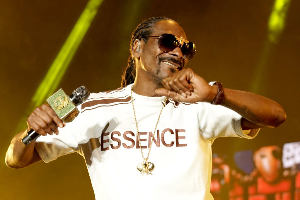 Snoop onstage with an Essence T-shirt