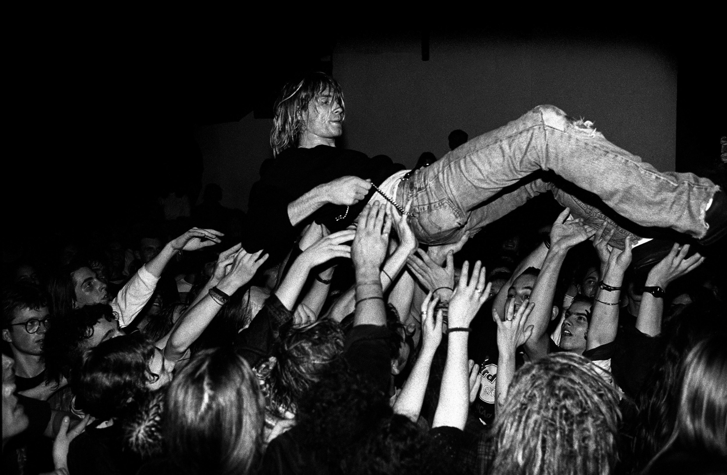 Kurt Cobain crowd surfs nirvana