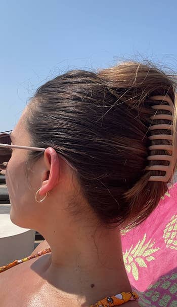 image of pink hair claw in reviewer's hair