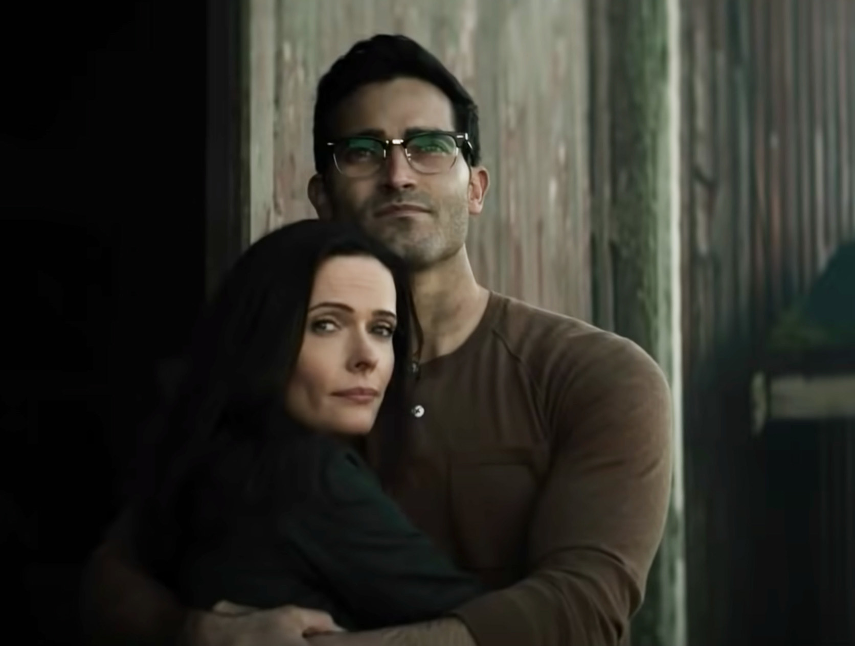 Tyler Hoechlin and Elizabeth Tulloch embrace as Clark Kent and Lois Lane