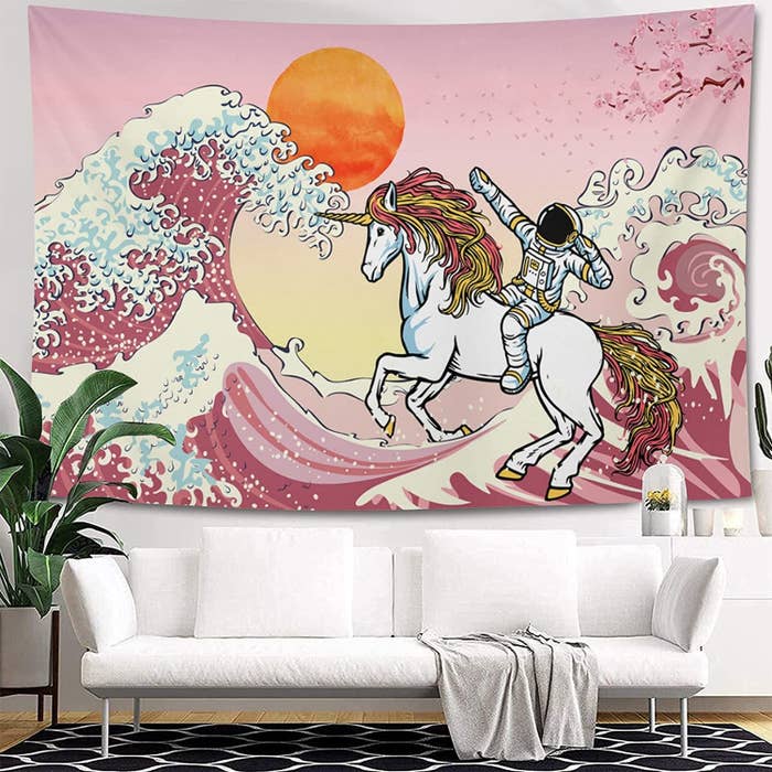 Tapiz para colgar en la pared con imagen de astronauta montando un caballo en un océano rosa