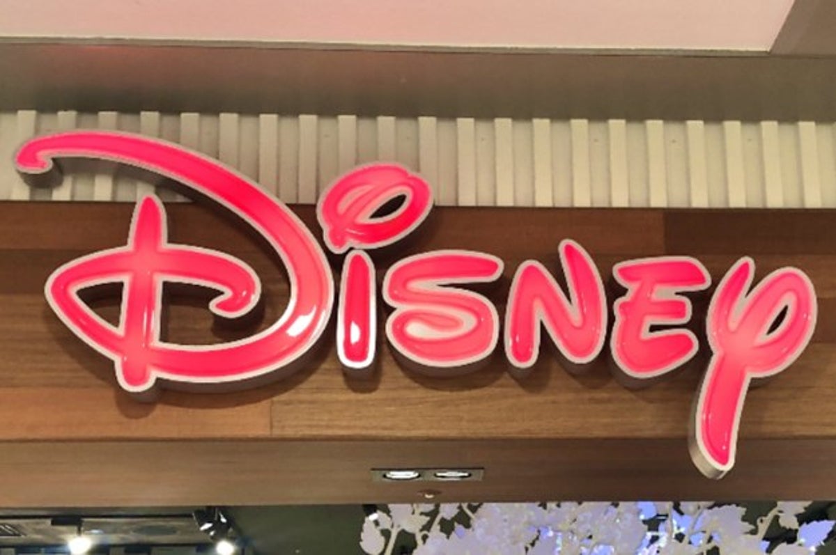 キュートすぎるでしょ ディズニーストアの ミニーちゃんポーチ 衛生グッズがまるっと入るんです