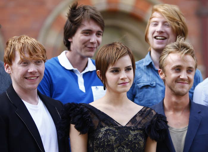 Rupert, Emma, Tom, one of the Phelps twins and Domhnall Gleeson posing for a cast photo