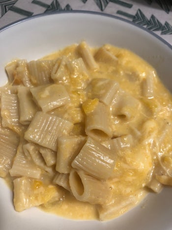 the buzzfeed editor's mac and cheese with rigatoni pasta made in the instant pot