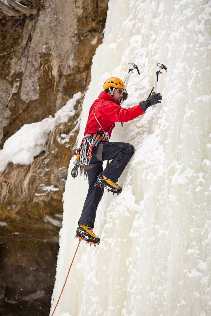 Hombre escalando montaña de hielo