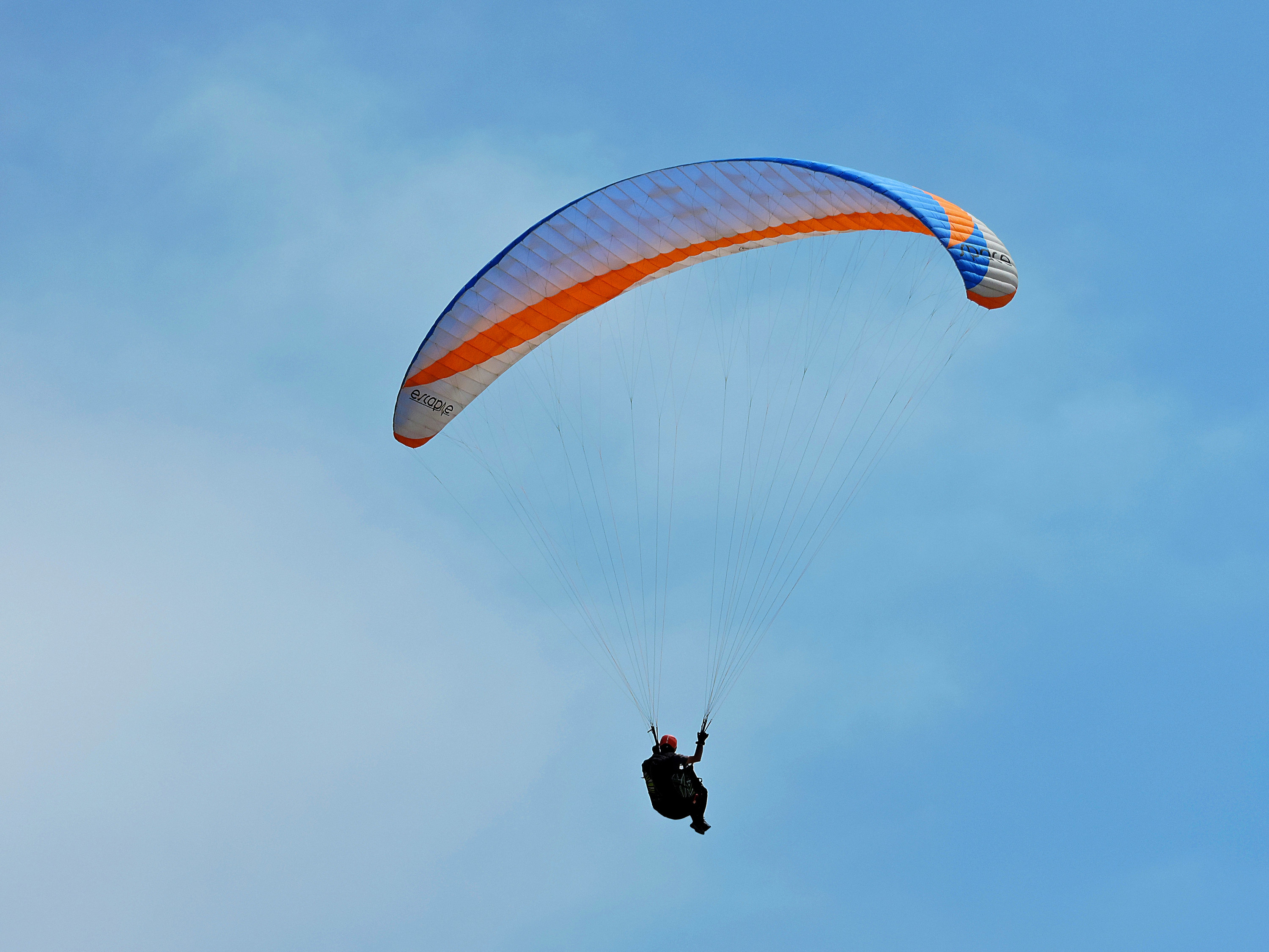 Hombre cayendo en paracaídas