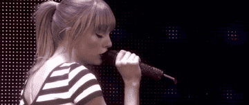 Close up of Taylor singing as she looks towards the crowd.