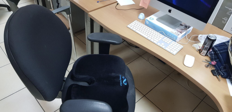 reviewer&#x27;s computer chair with seat cushion on it