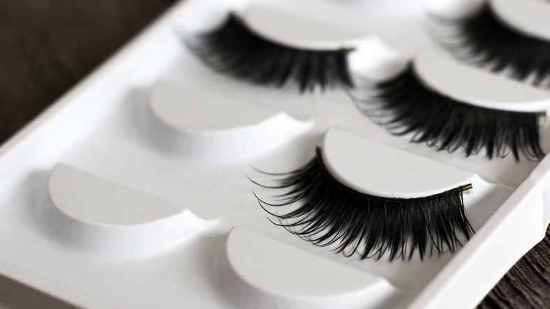 A tray of fake lashes