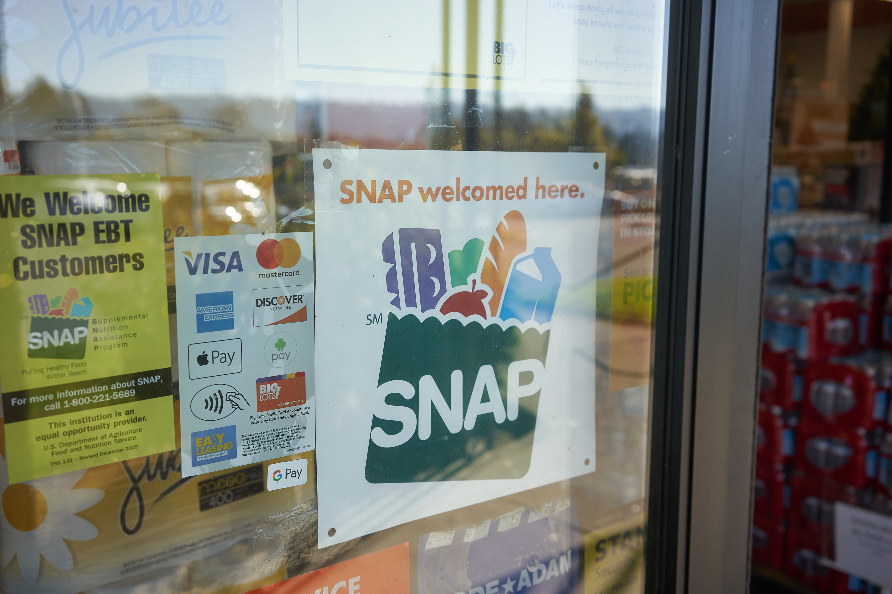 Grocery store sign that says SNAP welcomed here