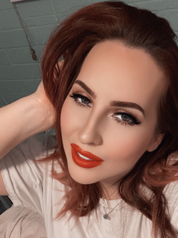 reviewer wearing bronzer as face contour